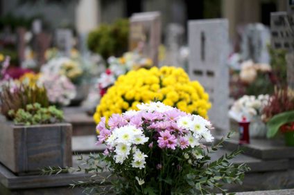 fleurs tombe cimetière